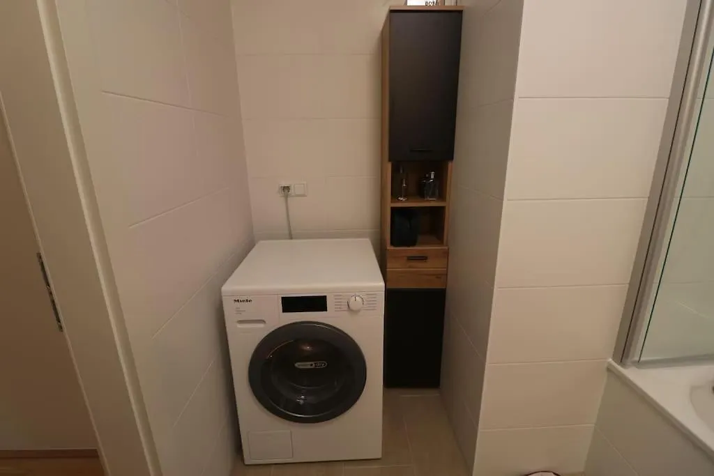 Ich Teile Mein Zuhause, Vienna 0*,  Austria